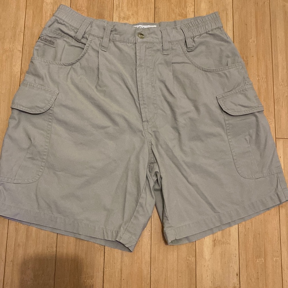Columbia Sportswear khaki, cargo style shorts. Size 34